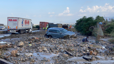 Sağanak nedeniyle otoyolda araçlar mahsur kaldı