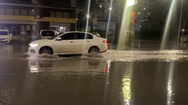 Sağanak yağış nedeniyle cadde ve sokakları su bastı