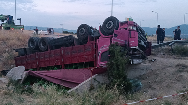 Şarampole devrilen kamyonetin sürücüsü öldü
