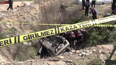 Şarampole devrilen otomobildeki 2 kişi yaşamını yitirdi