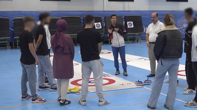 Suça sürüklenen çocuklara floor curling eğitimi