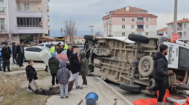 Tarım işçilerini taşıyan minibüs ile otomobil çarpıştı