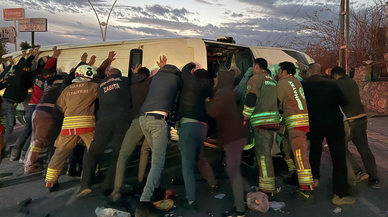 Tır ile minibüs park halindeki iki cipe çarptı, 18 kişi hastanede