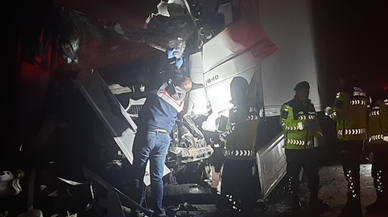 TIR, tur otobüsüne çarptı, 1'i ağır 15 kişi yaralandı