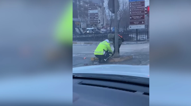 Trafik polisinden yürekleri ısıtan görüntü