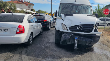 Tur minibüsüyle servis aracı çarpıştı