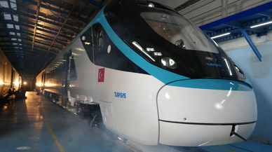 Türkiye'nin ürettiği ilk hızlı tren raylara iniyor