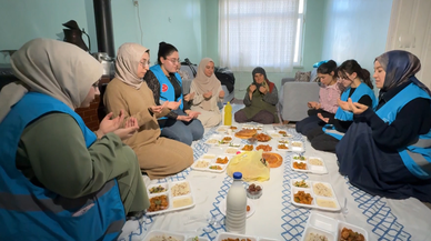 Üniversiteli gençler konuk oldukları yaşlıların iftar sofrasını hazırlıyor