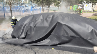 Yanan elektrikli otomobile battaniye yöntemiyle müdahale