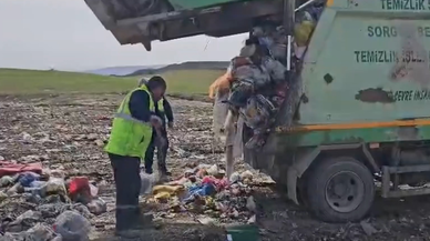 Yanlışlıkla atılan altınlar çöp kamyonunda bulundu