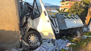 Yol kenarındaki eve çarpan kamyonetin sürücüsü öldü