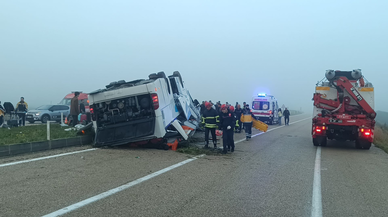Yolcu otobüsü devrildi! 2 kişi öldü, 19 kişi yaralandı