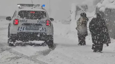 Yolda kalan 2 kadın ve bebeğin yardımına trafik ekipleri yetişti