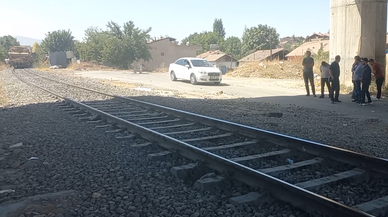 Yük treninin çarptığı otomobil sürücüsü ağır yaralandı