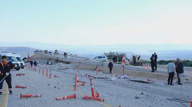 Freni boşalan tır kaçış rampasına çarptı, 1 işçi ölü, 4 yaralı