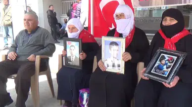 Muş'ta aileler DEM Parti önündeki eylemlerini sürdürdü