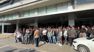 Karşıyaka Belediyesi'nde memurlar alacakları için iş bıraktı