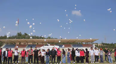 Okul saldırısında hayatını kaybedenler için gökyüzüne balonlar bırakıldı