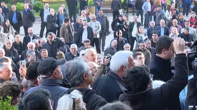 İstinafın CHP kurultay davası kararının ardından partililer, Genel Merkezi'ne geldi