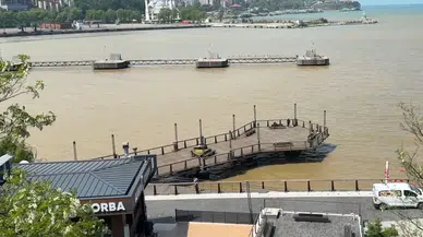 Zonguldak'ta derelerden taşınan çamurlu su denizin rengini değiştirdi