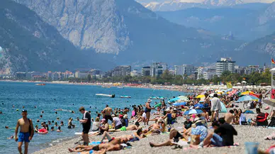 Antalya sahillerinde arife günü yoğunluğu yaşanıyor