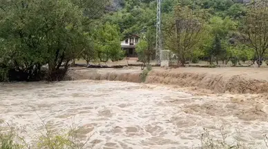 Aşırı yağış nedeniyle dereler taştı! Araziler ve evler sular altında kaldı