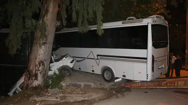 Midibüsün hafif ticari araca çarptığı kazada 2 kişi ağır yaralandı