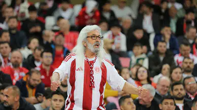 Tribünlerin Gandalf Dedesi ömrünü kırmızı ve beyaz renklere adadı