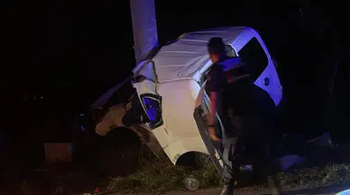 Isparta'da direğe çarpan araçtaki 2 kişi öldü, 2 kişi yaralandı