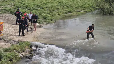 Nehirden geçmeye çalışan kamyonda 2 kişi mahsur kaldı