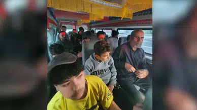 15 düzensiz göçmen minibüste yakalandı