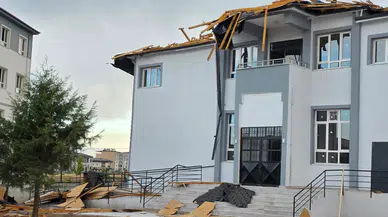Fırtınadan çatılar uçtu, elektrik kabloları koptu!