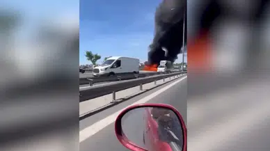 Küçükçekmece'de seyir halindeki otomobil yandı