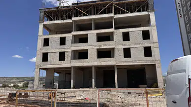 Dengesini kaybeden işçi 4. kattan düştü