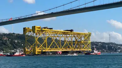 Dev boru döşeme gemisi İstanbul Boğazı'ndan geçti