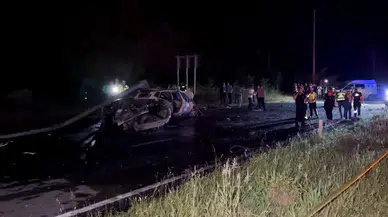 Sürücü elektrik direğine çarptı! 3 kişi öldü, 5 kişi yaralandı