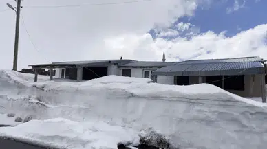 Karla kaplı yayla evlerinde sobalar yanmaya devam ediyor