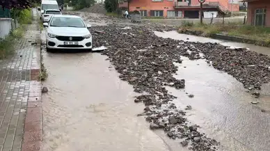 Sağanak ve dolu trafikte aksamalara neden oldu