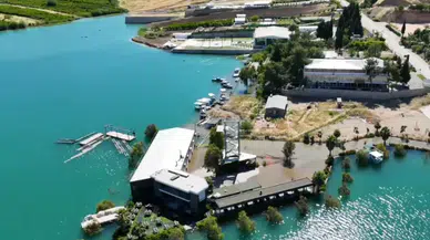 Atatürk Baraj Göleti çevresindeki bazı kafe ve lokantalar su altında kaldı