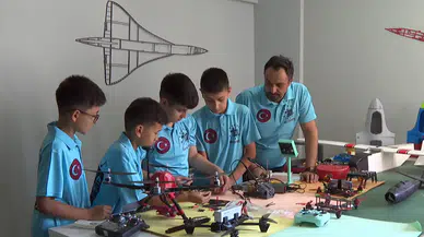 BİLSEM öğrencileri öğretmenleriyle tarımsal ilaçlama için dron tasarladı