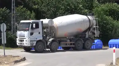 Beton mikseri ile çarpışan otomobil çarpıştı!