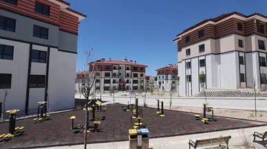 Deprem konutlarının hak sahiplerine teslimine devam ediliyor