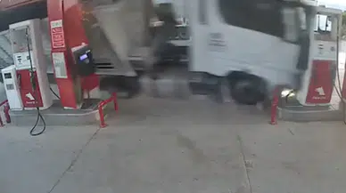 Tır akaryakıt istasyonundaki marketin duvarına çarptı