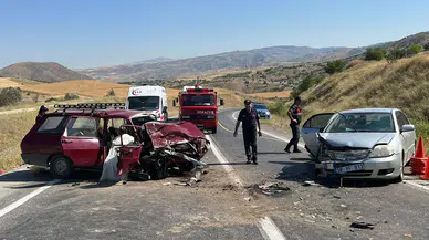Kayseri'de iki otomobil kafa kafaya çarpıştı, 1 kişi öldü, 6 yaralı