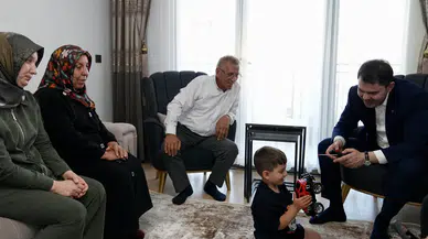 Bakan Kurum’dan depremzede Yusuf ve dedesine ziyaret