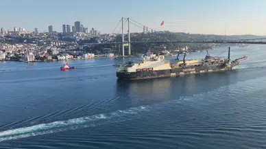 Doğal gaz boru hattı döşeme gemisi İstanbul Boğazı'ndan geçti