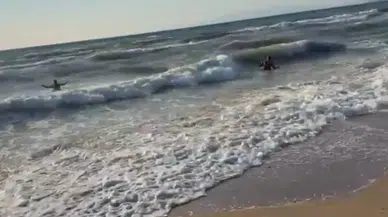 Dalgalara kapılan 12 kişiden 3'ü boğuldu