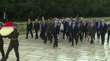 Türkiye'ye gelen NATO heyeti, Anıtkabir'i ziyaret etti