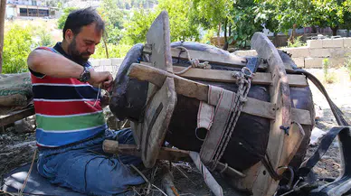 Ata mesleği semerciliği prefabrik atölyesinde sürdürüyor