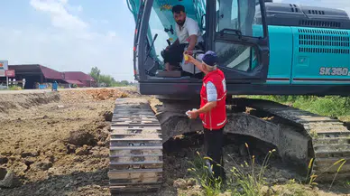 Sıcaktan etkilenen işçi ve sürücülere suyla limonata ikramı